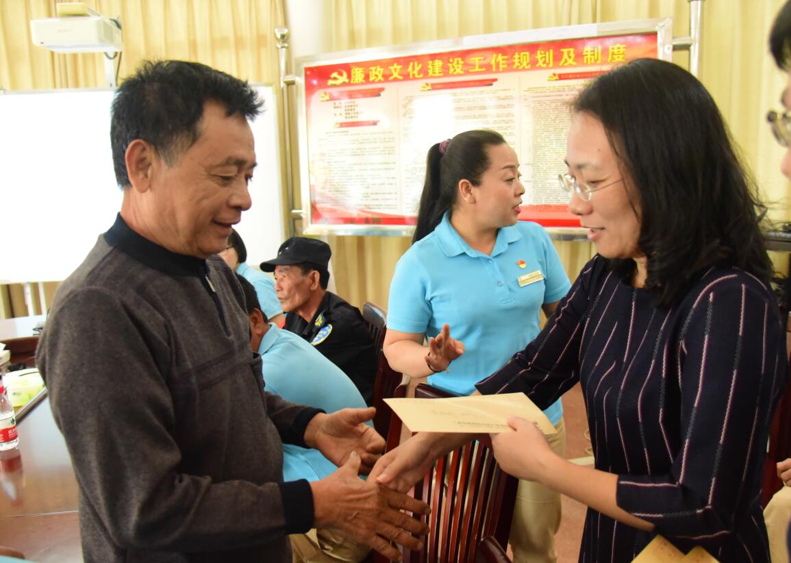 市國(guó)資委黨委書記、主任周春華走進(jìn)天涯海角景區(qū)慰問(wèn)困難黨員.jpg